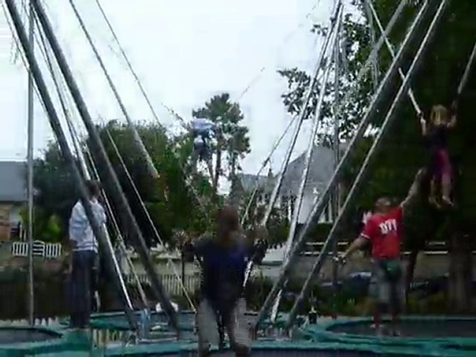 Théo - trampoline elastique - Août 2010