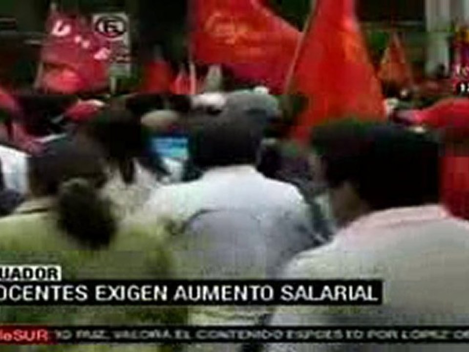 Docentes exigen aumento en Ecuador