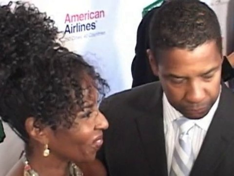 SNTV - Stunning Eliza Dushku wows with a red carpet kiss