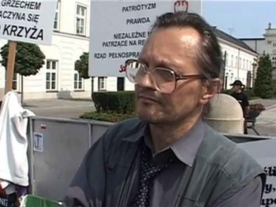 "Obrońcy krzyża" informują turystów po angielsku