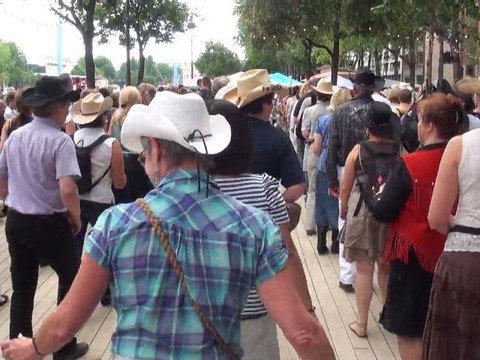 Paris plage 2010 danses country au bassin de la Villette 1/3