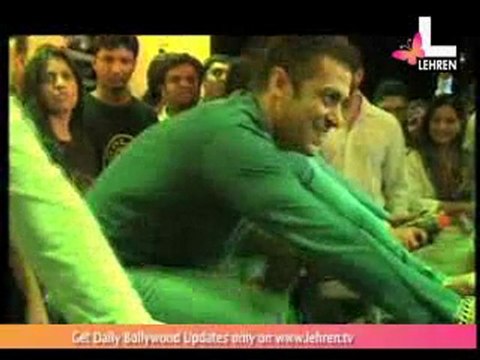 Salman Gifts Cycles To Street Kids