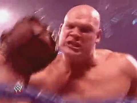 Кейн размаза Кофи Кингстън