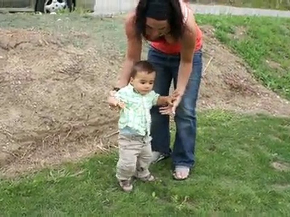 Noah marche dans le jardin :-D