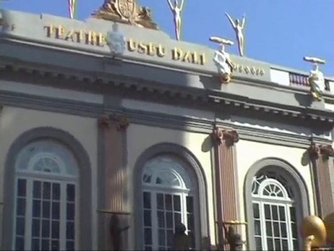 dali figueres attente devant le théatre
