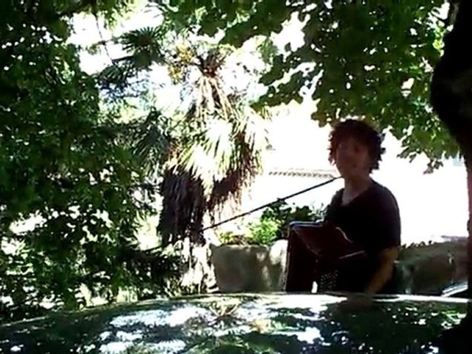 Francois Gaillard à Barjac, l'apero sous les arbres