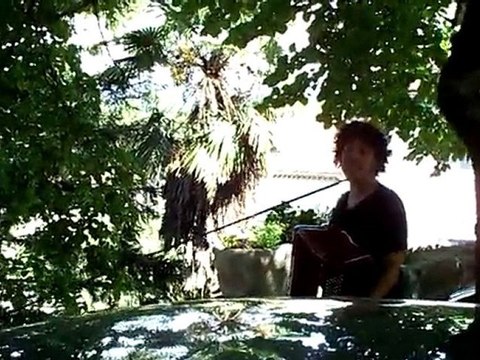Francois Gaillard à Barjac, l'apero sous les arbres