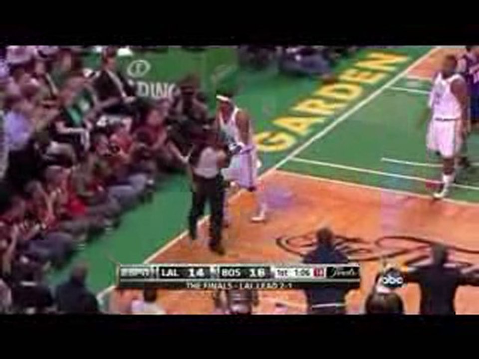 Paul Pierce gifle l'arbitre