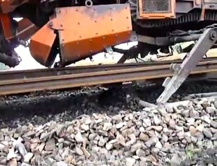 Dégarnisseuse Colas: Renouvellement de Voie Rapide 🚧