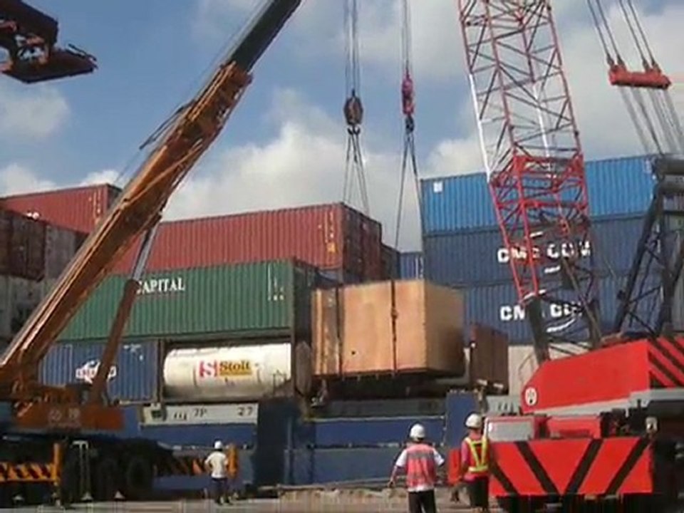 Crane hoist up the cargo
