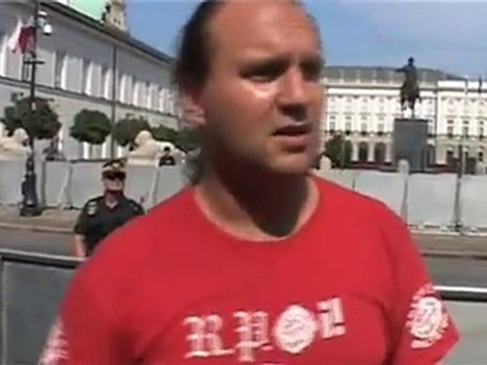 Walka policji z obrońcami krzyża. Obrońcy: Krzyki, bijatyka, wykręcanie palców