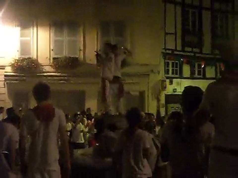 2 FESTAYERES PRIS POUR CIBLE PAR LA FOULE