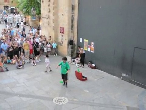 deux jeunes en spectacle à sarlat de caneda en 2010