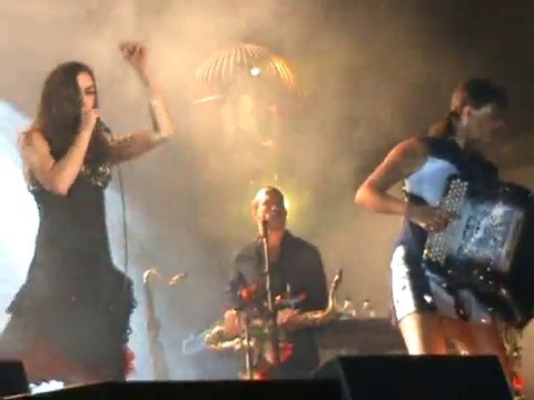 OLIVIA RUIZ belle à en crever live 14/08/2010 à Luxey