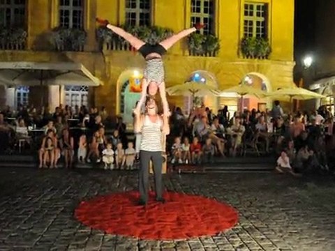 sarlat de caneda spectacle de rue d'un couple d'accrobate