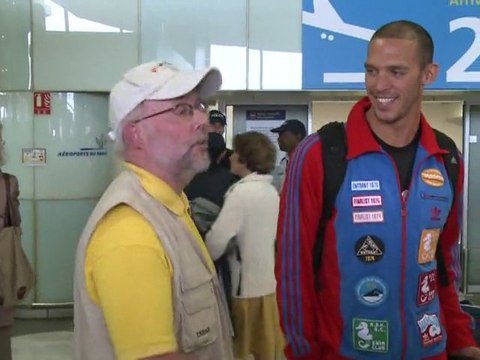 Les nageurs français acclamés à leur retour à Paris