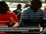 Trabajadores del automóvil en huelga indefinida en Sudáfri