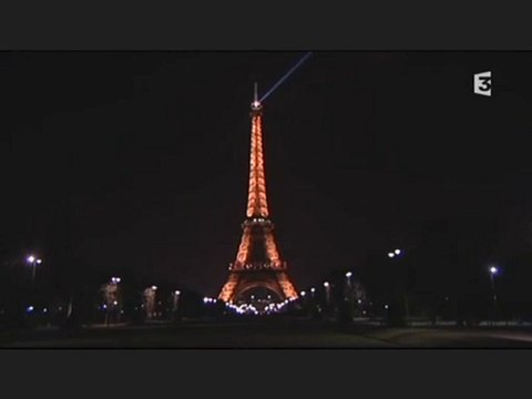 Oeil qui voit tout au sommet de la pyramide Tour Eiffel