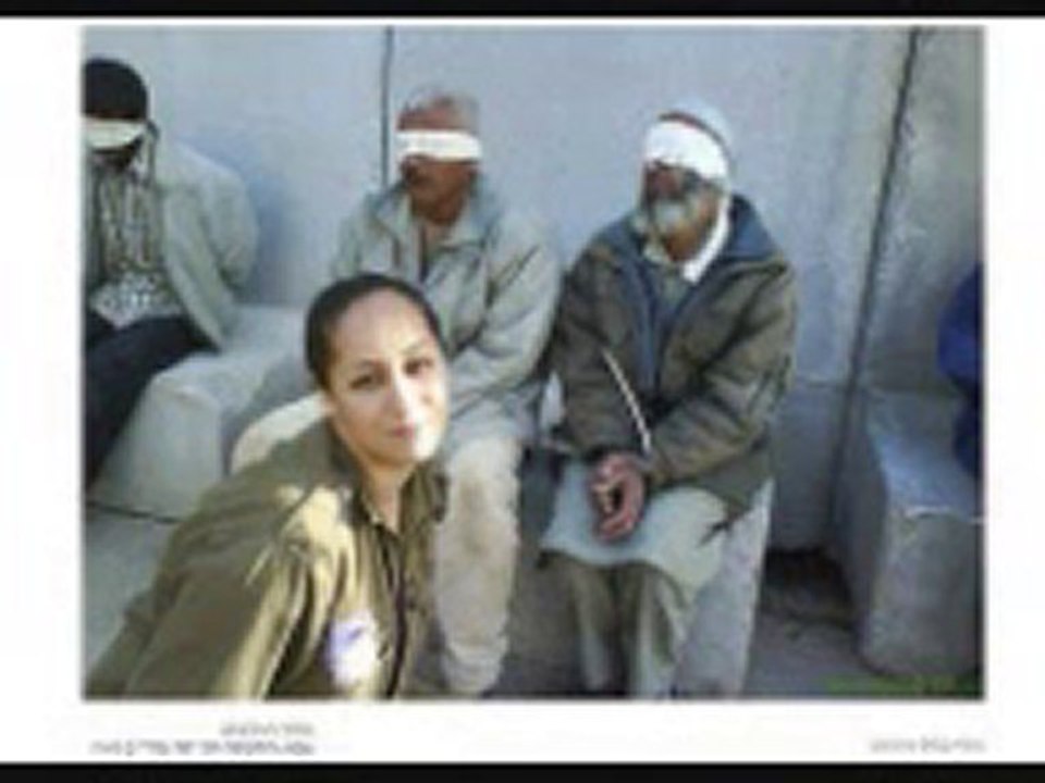 Militaire israelienne posant devant prisonniers arabes