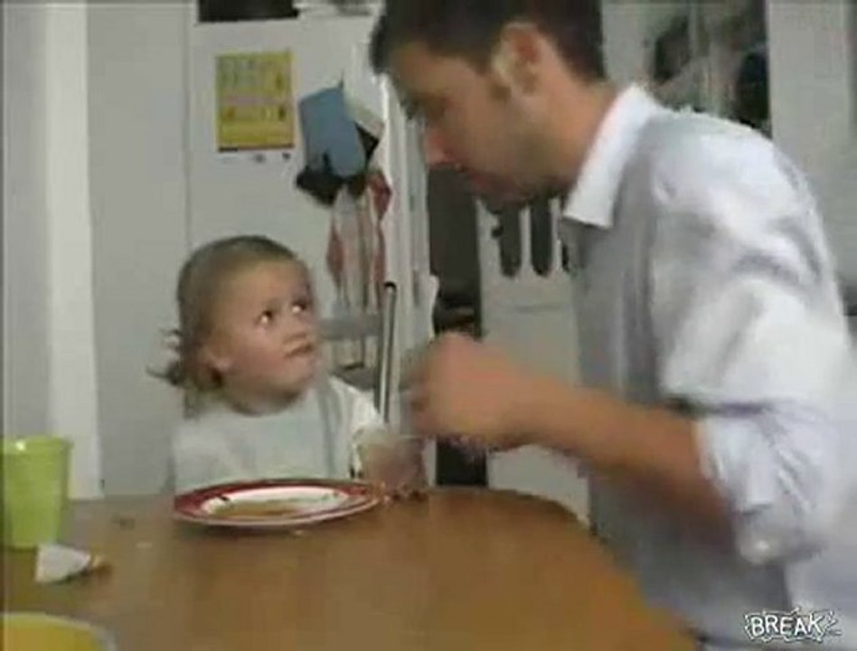 papa goloso ruba il budino della figlia 2 volte