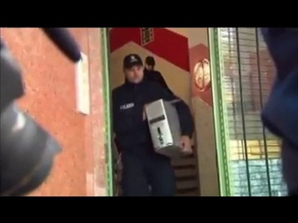 Alman polisi camileri basıyor