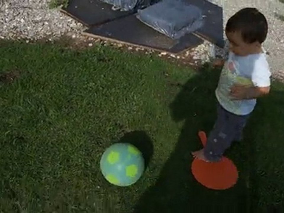 Noah joue avec le ballon