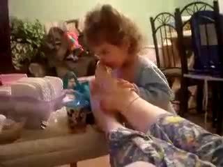 Ayak kokusnu alan cocuk bayılıyor xD