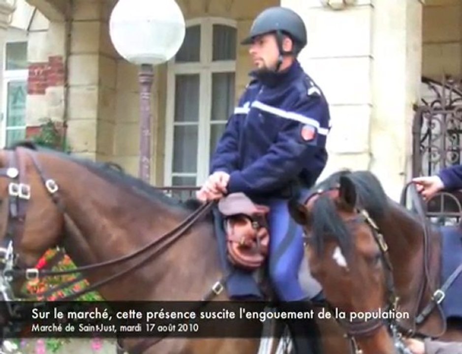Saint-Just : des gendarmes à cheval sur le marché