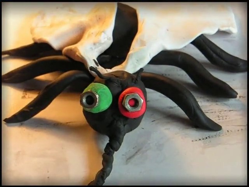 HA HA ! UNE MOUCHE !!!