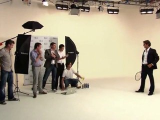 Roger Federer shoote une bouteille sur une tête