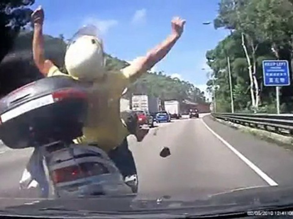 Accident scooter contre voiture sur autoroute