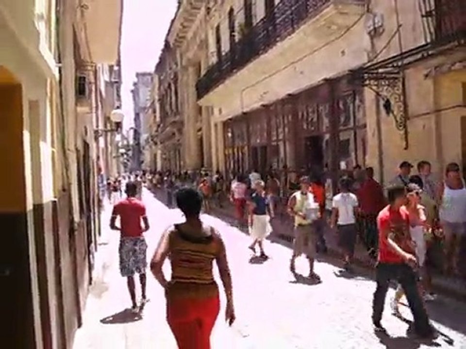 Une rue très commerçante de la Havane