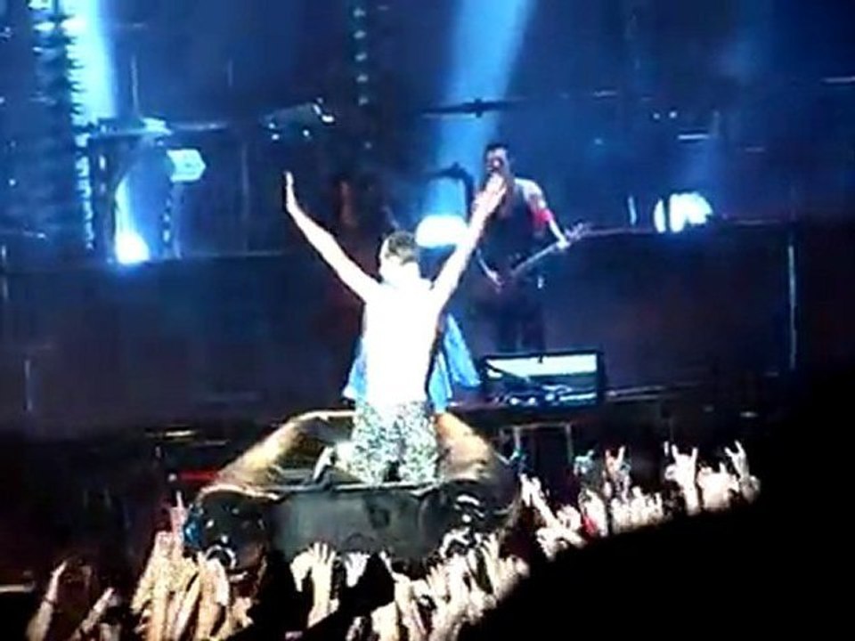 Rammstein + Apocalyptica (Haifisch) @ Québec 2010