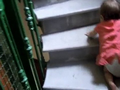 Giulia 9 mois - monte les escaliers