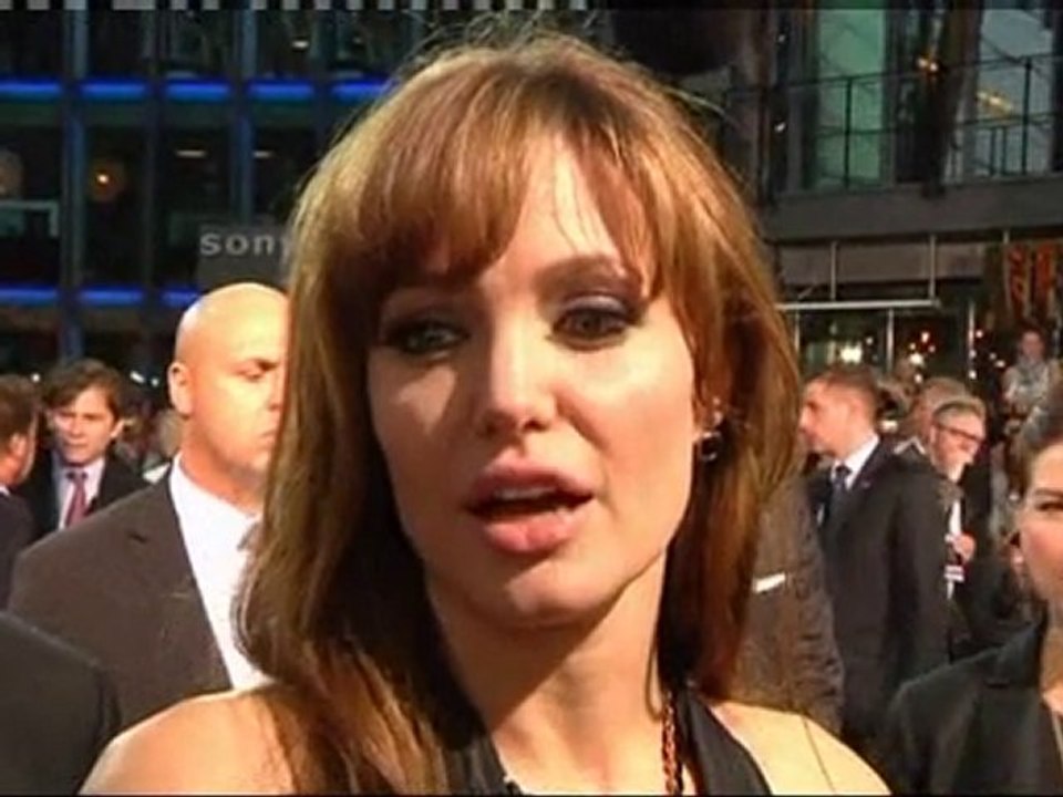 Angelina Jolie plans trip to flood hit Pakistan
