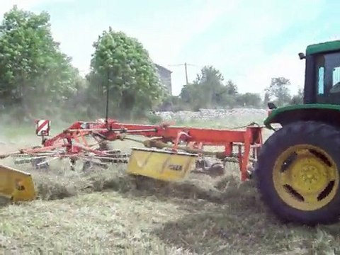 John Deere 6110 et andaineur fella