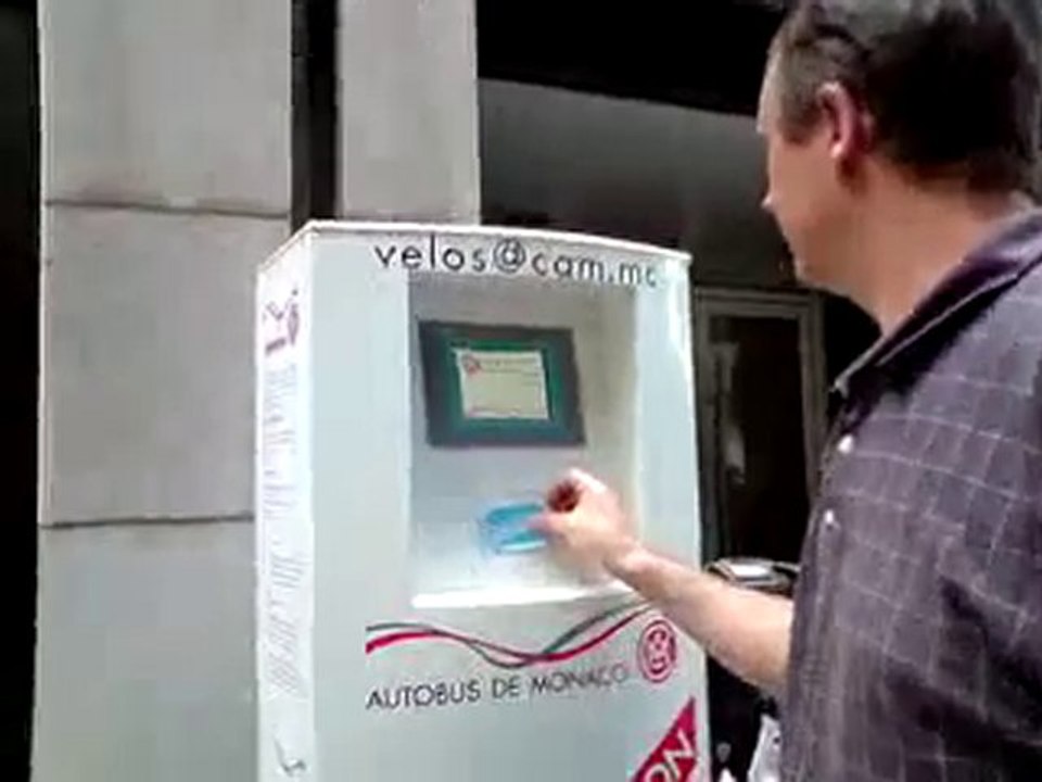 prise en main d'un vélo électrique sur sa borne de charge