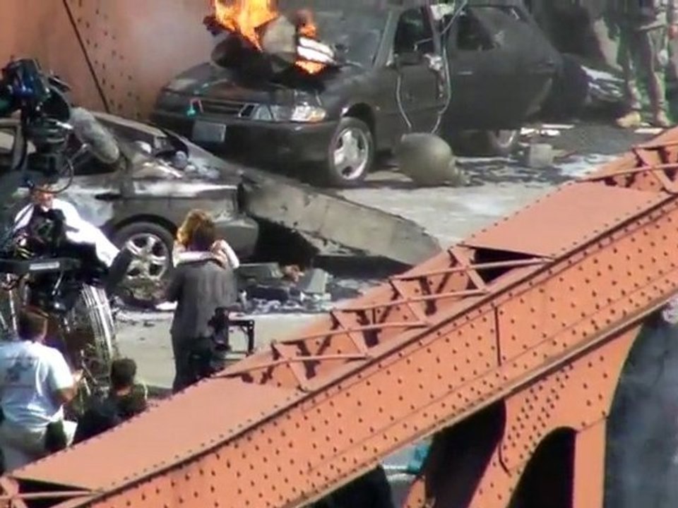 Transformers 3 Shooting - Shia LaBeouf Rosie Huntington Kiss