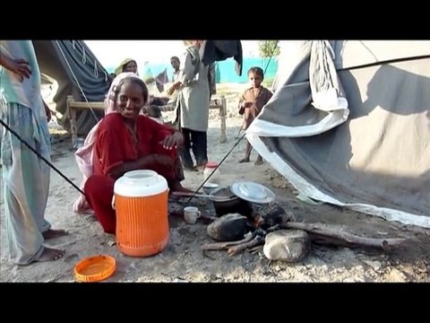 Flood-displaced people receive food and shelter in Sukkur