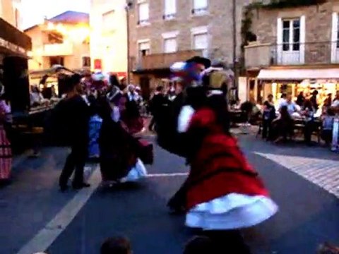 on danse ce soir au marché de pays de laissac !!!!