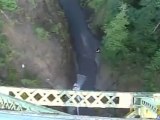 pericolosissimo salvataggio in elicottero sotto un ponte