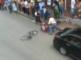 auto in divieto rovina la volata a ciclista