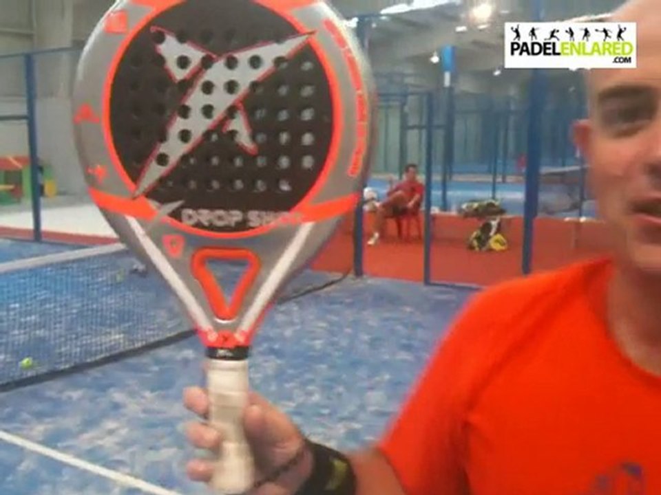 La saco con la pala de padel drop shot Arrow
