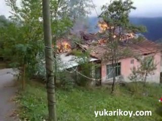 Hasan YILMAZ' ın Evinin Çatısı Yandı - çatı yanarken