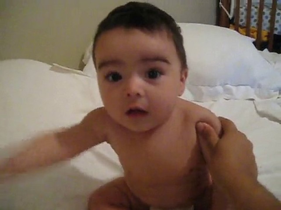 Matias se sienta