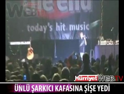 Justin Bieber_in konserde kafasına atılan su şişesi - Video