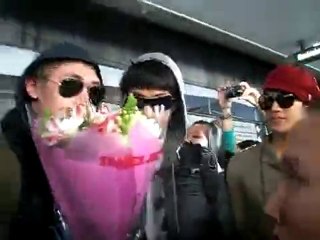 [FANCAM] 2PM arrives in the terminal at LAX !!!_2