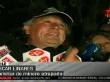 Familiares de mineros atrapados en Chile protestan por lento