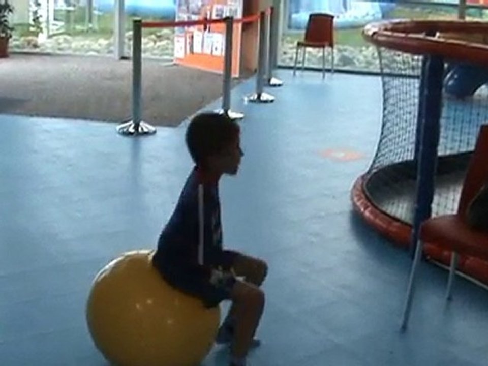 Zigoland Dylan fait le ballon sauteur
