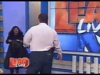 Briga e tombo do Gilberto Barros no "Leão Livre" (Record)